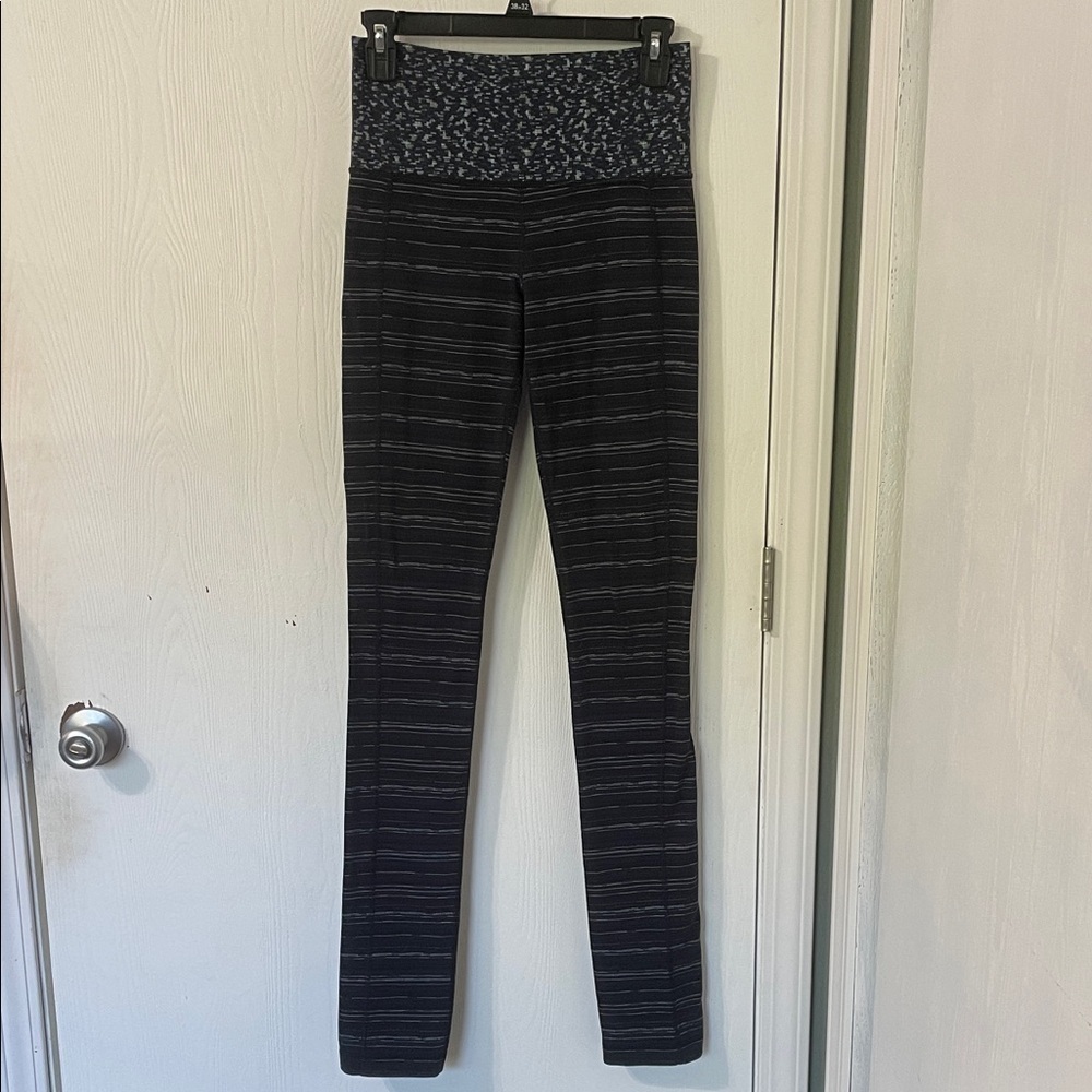 Lululemon Skinny Groove Pant II (Roll Down) Navy Striped Size 6 - Picture 2 of 10